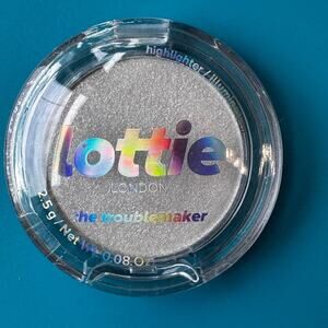 LOTTIE Makeup “The Troublemaker” Highlighter Illuminator